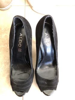 Black velour pumps