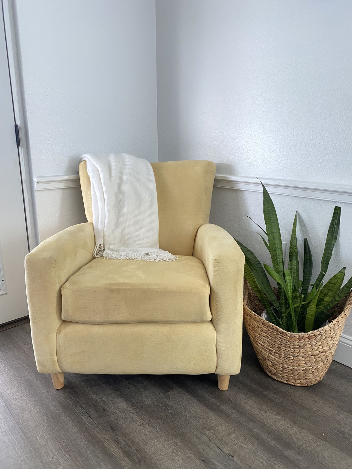 Pale yellow Accent Chair