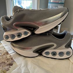 Women’s Nike Air Max DN “ Metallic Silver “ Size 15.5w/14m