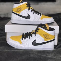 Jordan 1 Mid White NEW 8 women / 9.5 Men Shoes