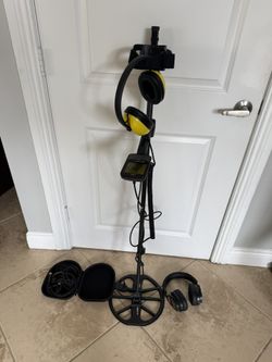 Minelab EQUINOX 900 Metal Detector With Extra New Headphones , Extra Coils