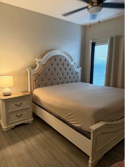 Magnolia Manor Upholstered Panel Bedroom Set
