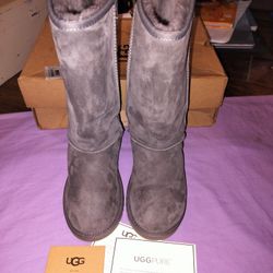 UGGs NWT And Box Size 4 Australia 