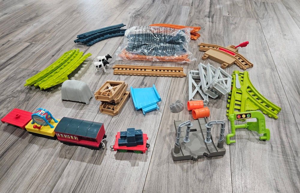 Thomas & Friends Toy Train Tracks Set with Cars