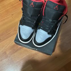 Jordan 1 Mid 