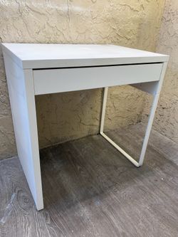 White Desk - Delivery Available For An Additional Fee - See My Other Items 😀