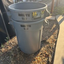 Brute Trash Cans 
