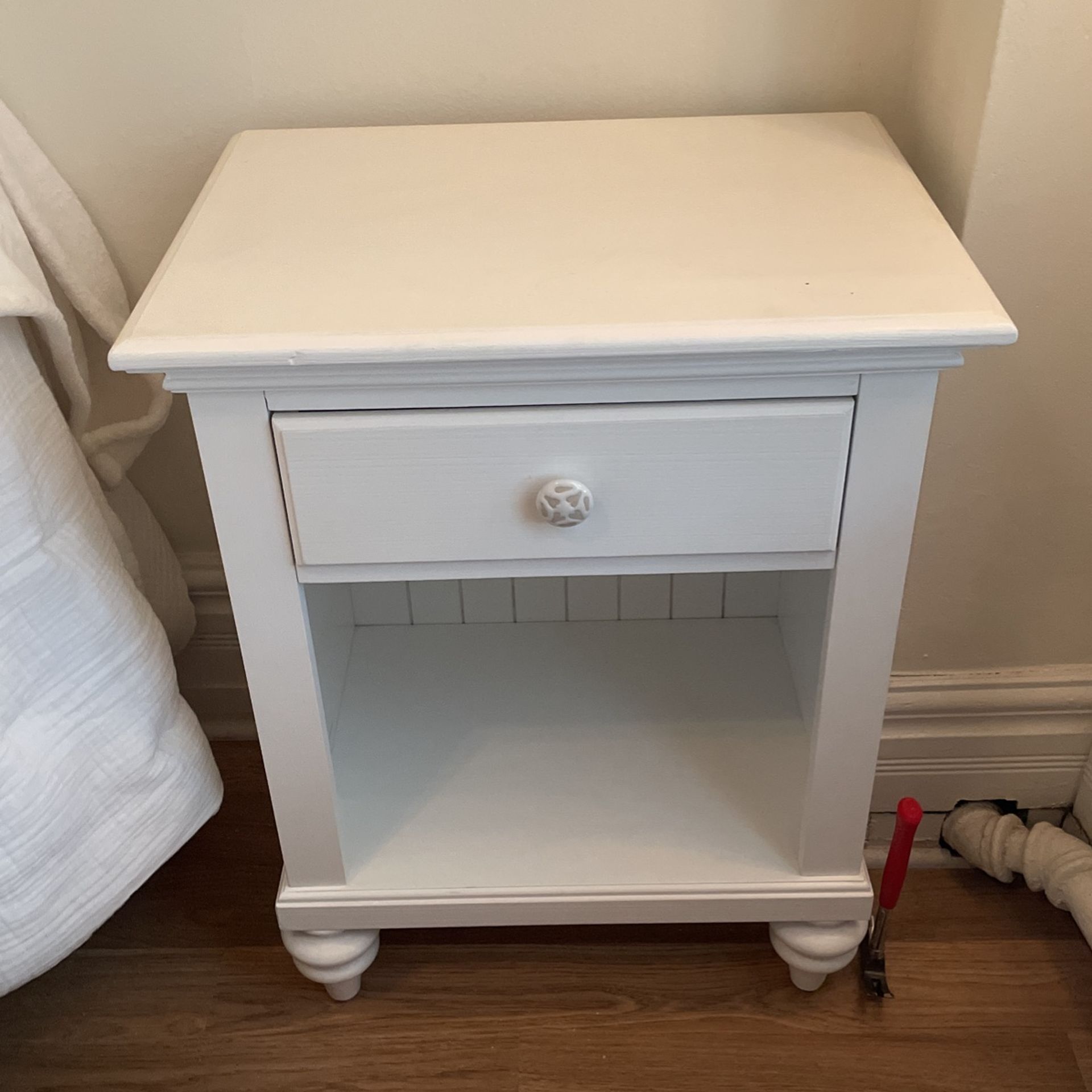 Pair Of White Nightstands/end Tables
