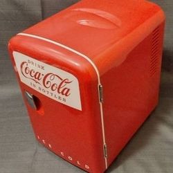 Has Manual 6 Can Vintage-Style Coca Cola Mini Cooler Refrigerator In Box