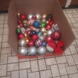 Miscellaneous Box Of Christmas Tree 🌲 Ornaments For One Low Price 