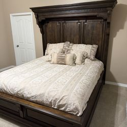 King bedroom set.. Broyhill