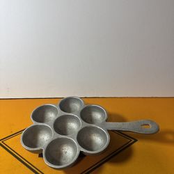 Vintage Egg Poacher/muffin Pan/w-feet/cannonball/7 Slot