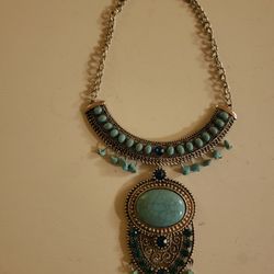 Beautiful Fashion Necklace.  Turquoise 