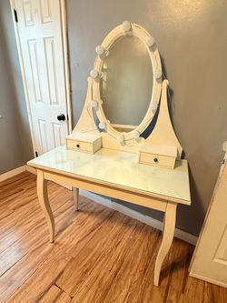 Vanity Desk for free must pickup today
