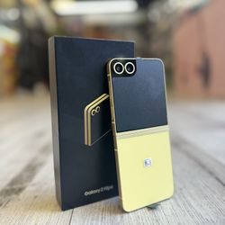 Samsung Galaxy Z Flip 6 5G (Unlocked)