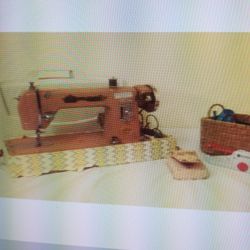 Atlas Delux Sewing Machine