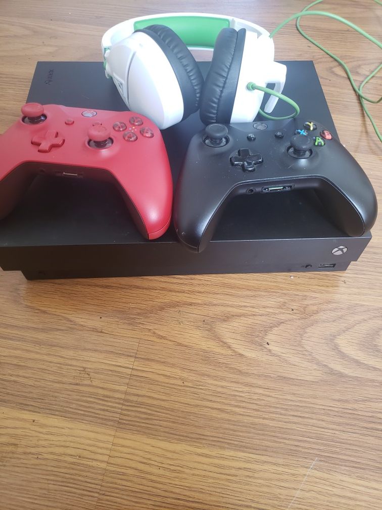 Xbox One X + 2 controllers+ headset