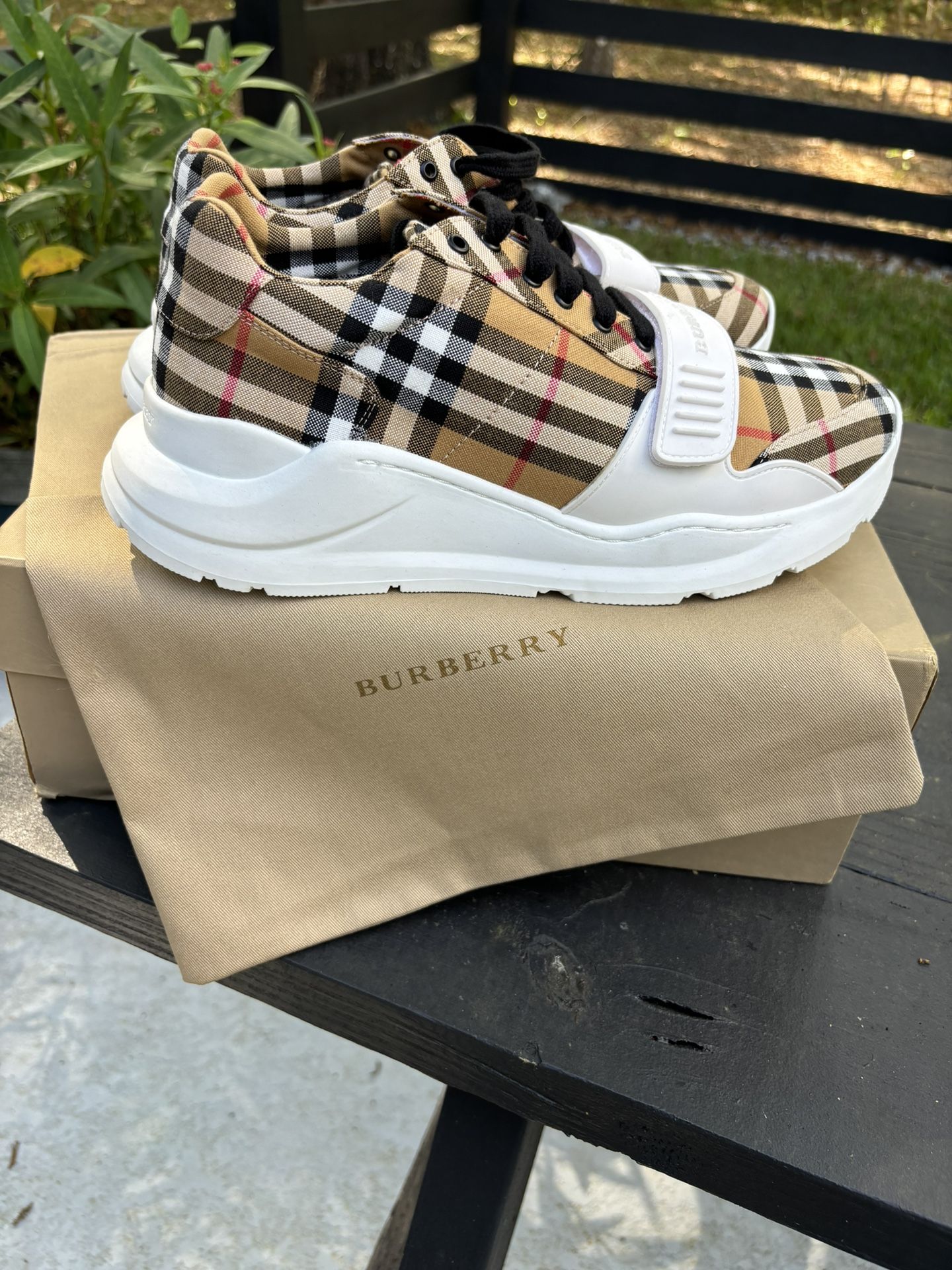 Burberry Regis Size 10