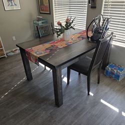 Kitchen table and 2 chairs with a leaf