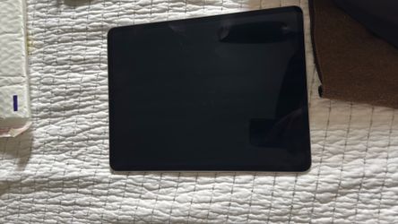 Apple iPad Pro 12.9” (6th Gen) M2 128GB Wi-Fi + Logitech Combo Touch Keyboard Case