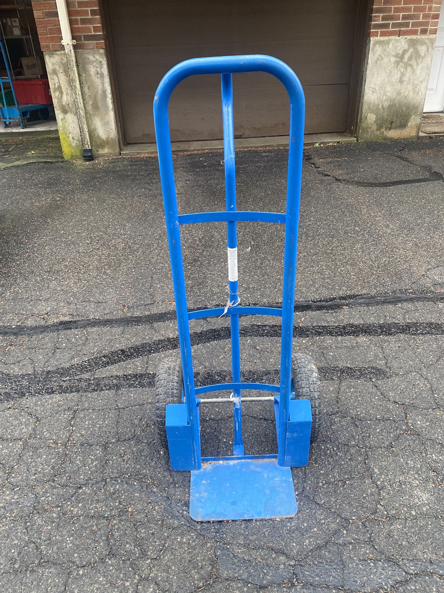 Heavy duty hand truck
