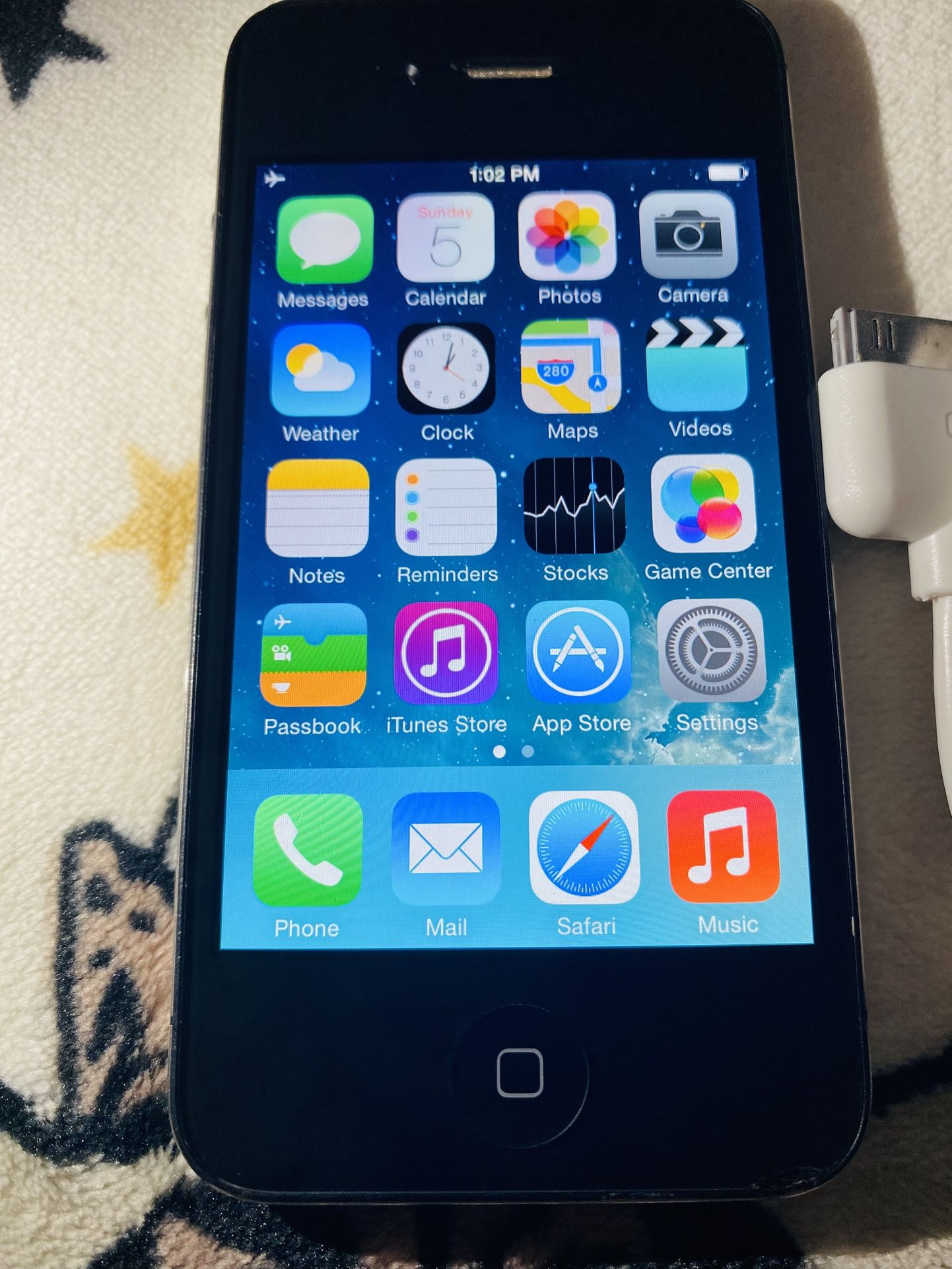 iPhone 4 Black 8GB Excellent Condition Retro Camera Phone + Charger