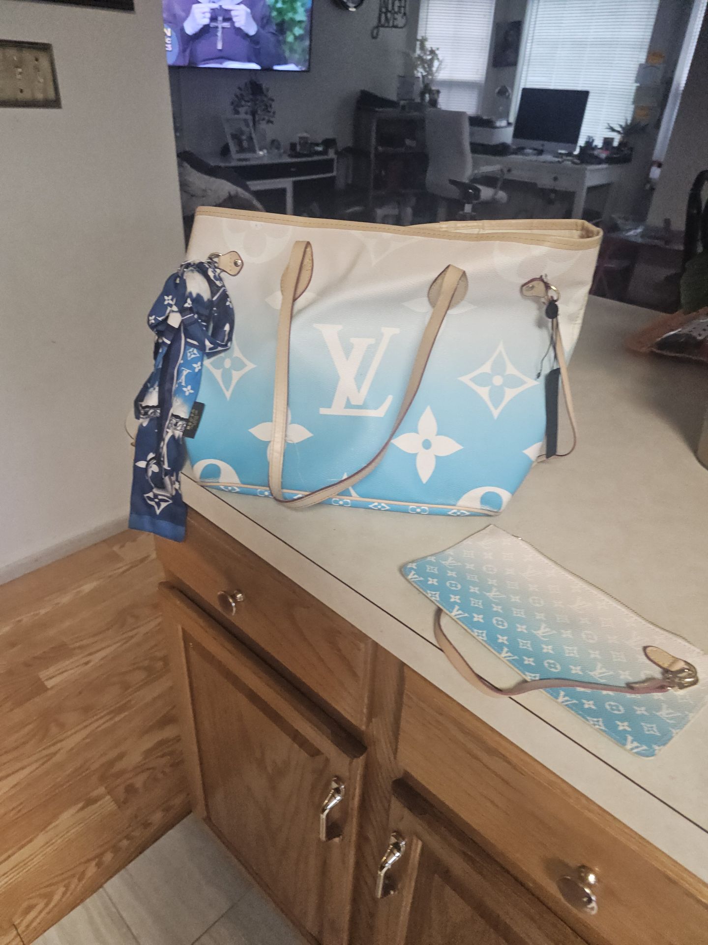 Louis Voiton Womens Purse Used Great Condition with Wristlet