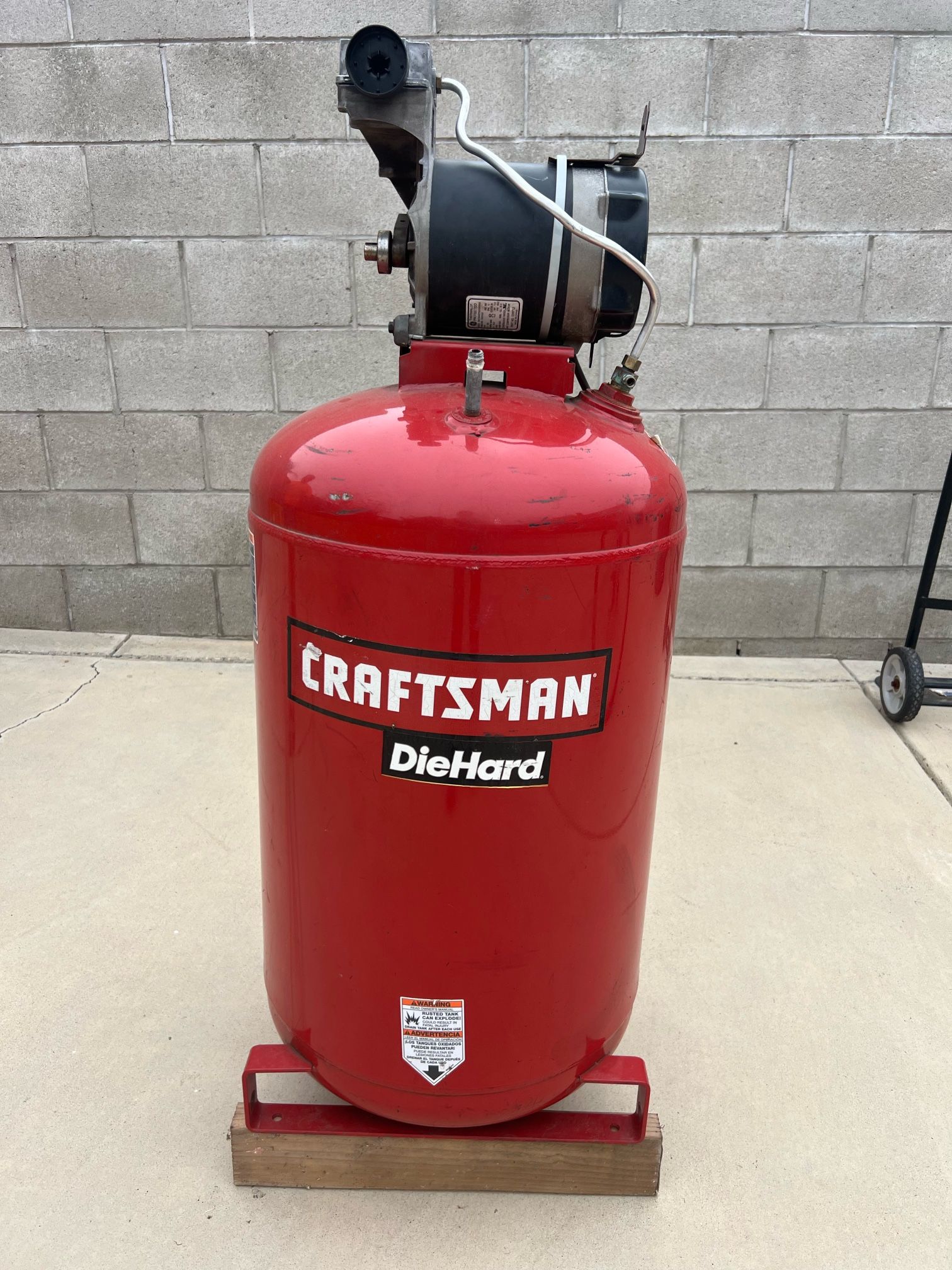 Craftsman Air Compressor Tank And Motor. ONLY FOR PARTS ONLY FOR PARTS. TANK AND MOTOR IN GOOD CONDITION 