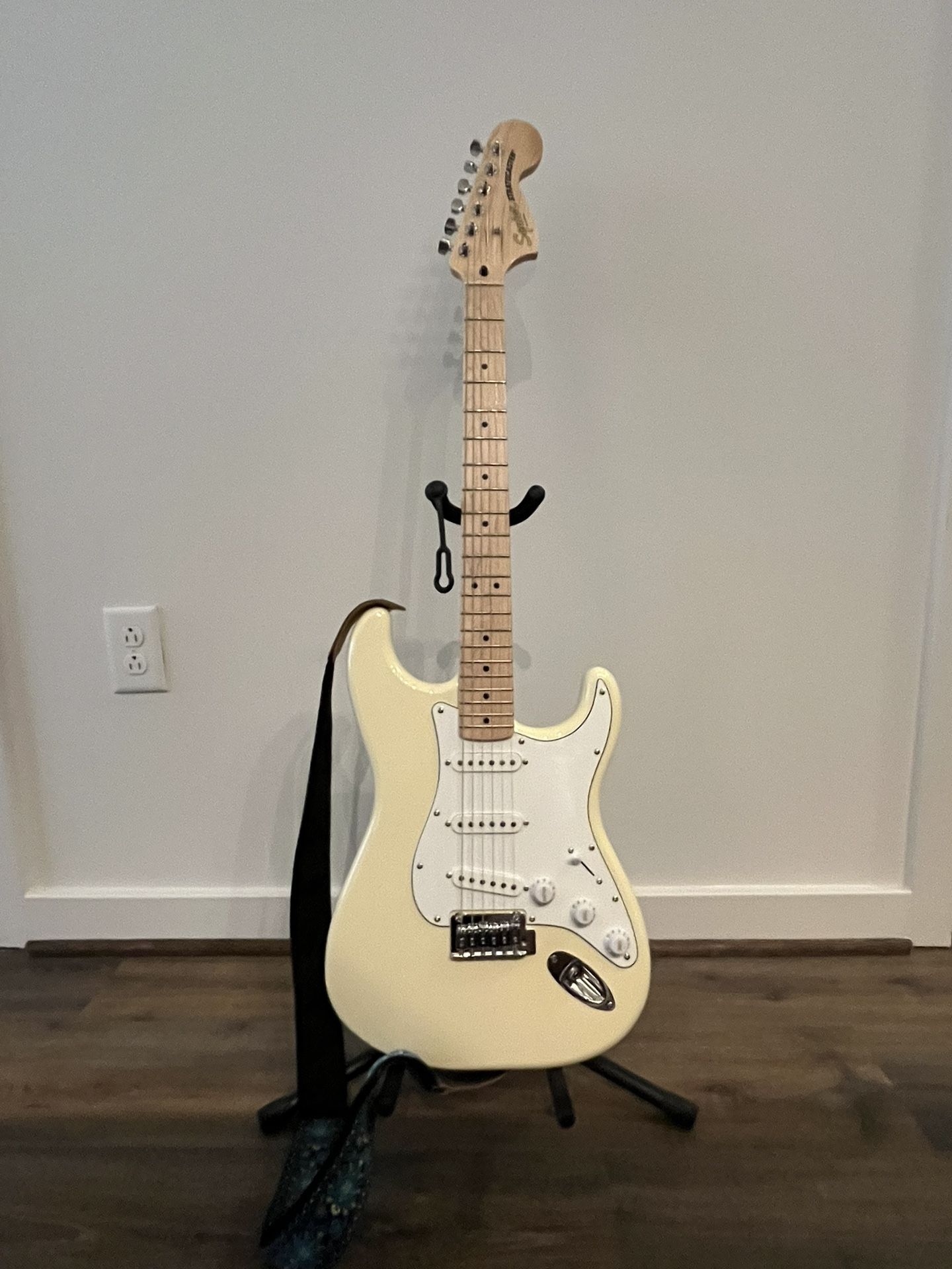 Squier Stratocaster Affinity Series Guitar w/ Amp & Case