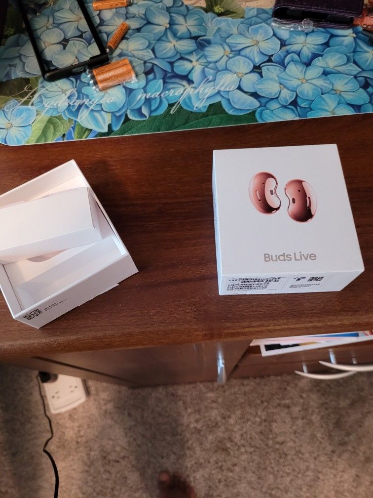 New Samsung buds live Bluetooth Headphones ! Price Negotiable