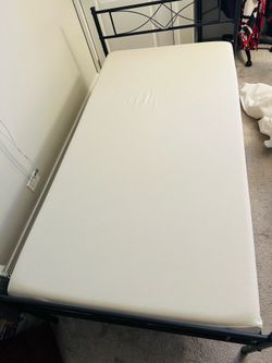 Twin Memory Foam Mattress (Super Clean!) + FREE Pillows
