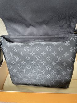 Louis Vuitton Messenger Bag - District PM Damier Graphite (Men's/Unisex)  for Sale in Houston, TX - OfferUp