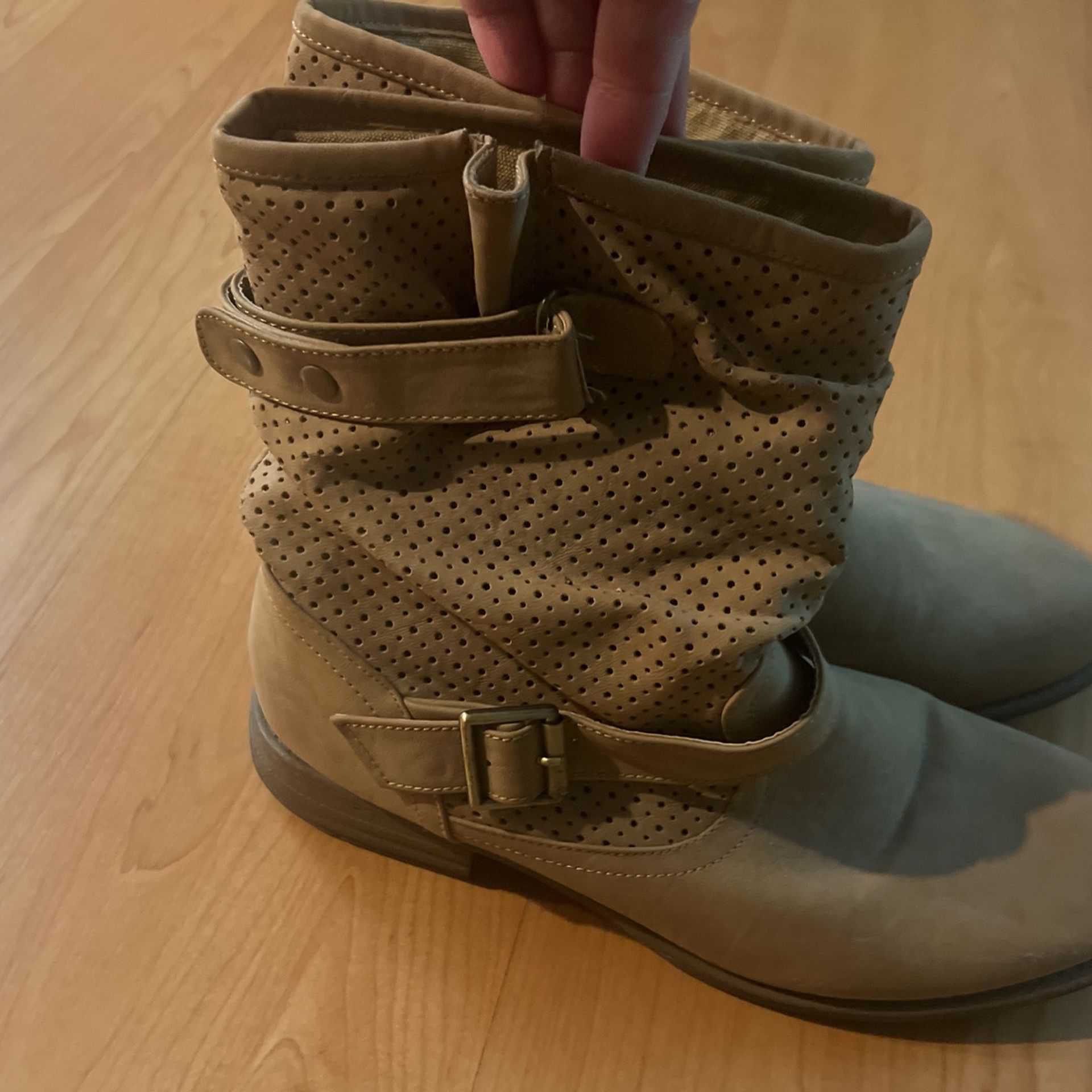 Women’s Sketchers Boots Size 9.5