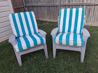 2 lawn chairs - SeaWorld erea