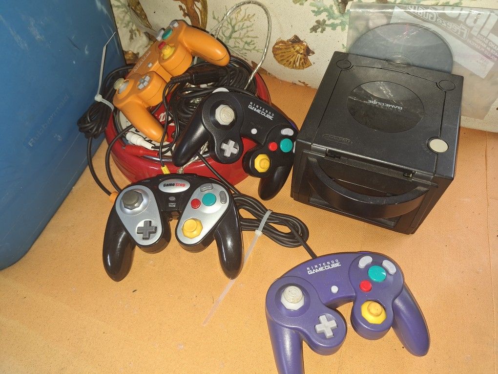Nintendo Game Cube 4 Controllers