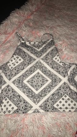 Really cute crop top with a cool cutout on the back 💗
