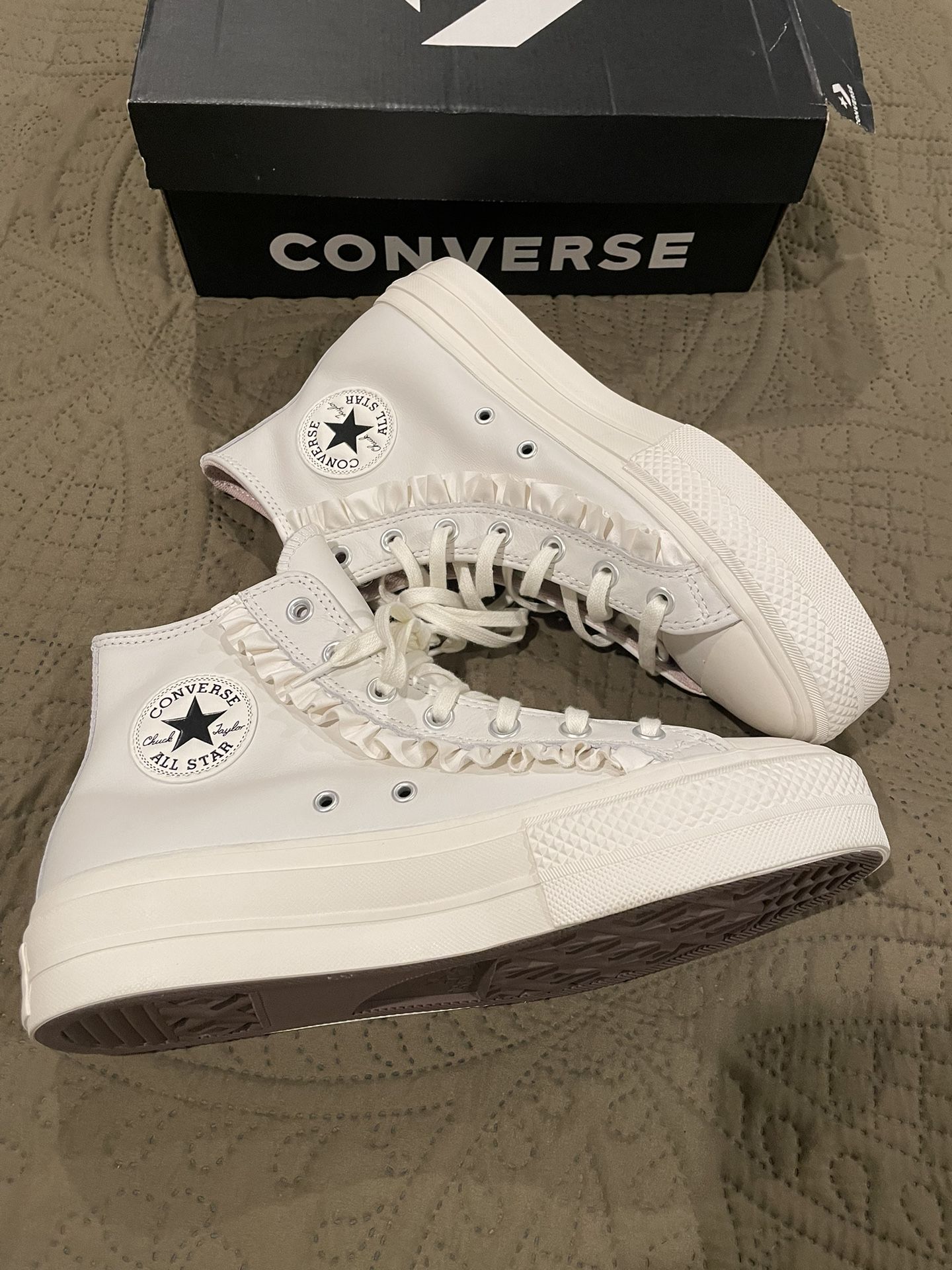 Women’s Size 10 High Top Converse Vintage White