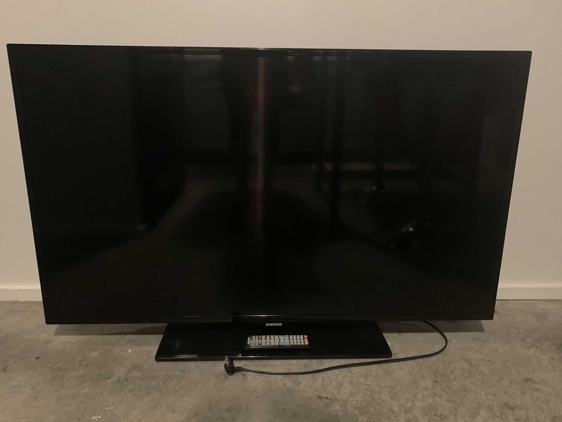 50 inch Samsung TV with Wall Mount