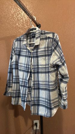 Woman gap shirt