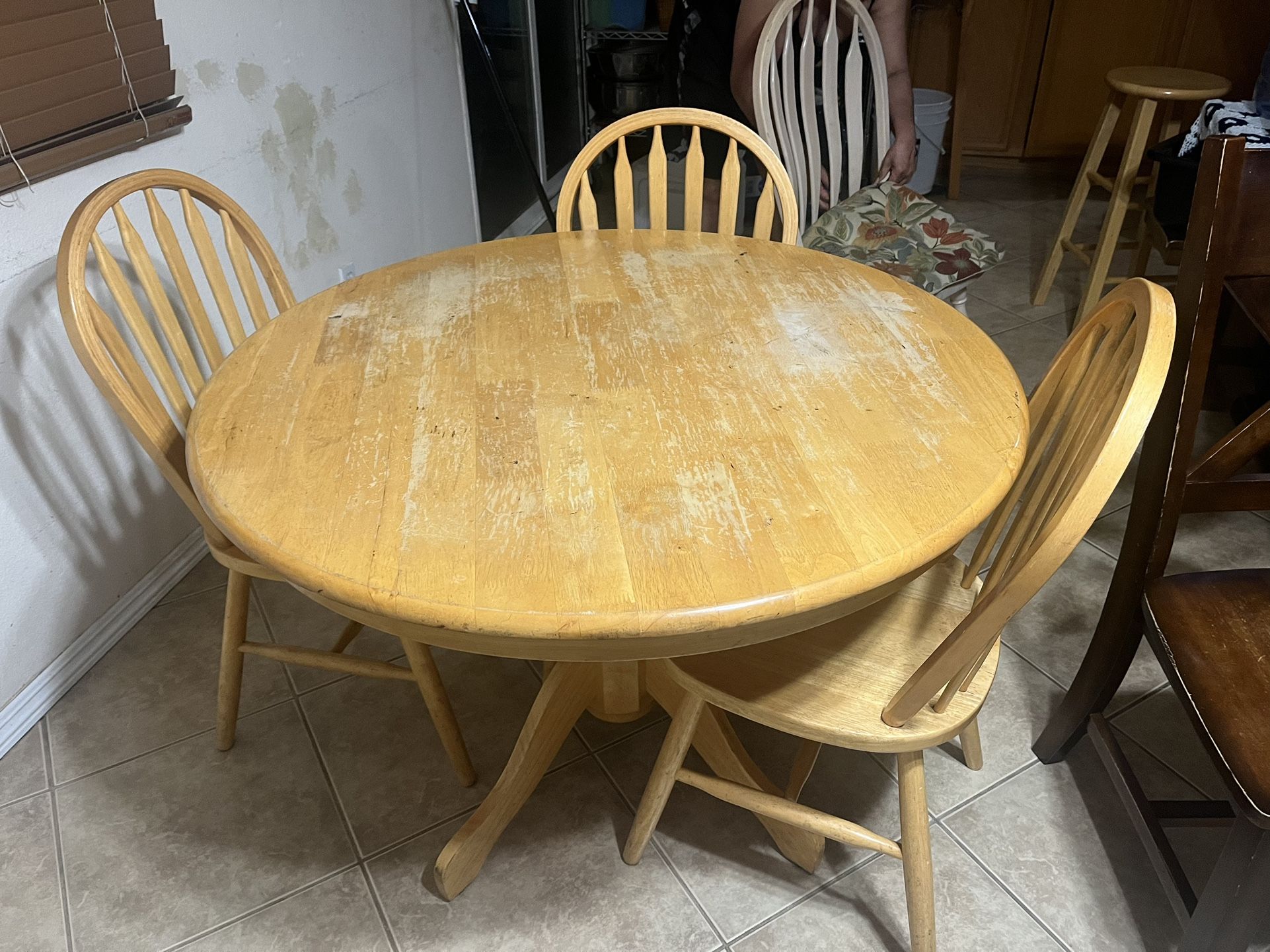 Dining Round Table With Chairs