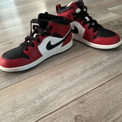 Nike air Jordan (size 3y)