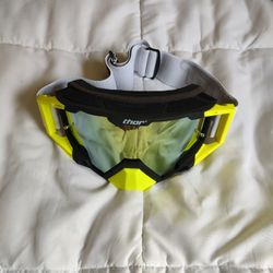 THOR MOTORCYCLE/BIKE GOGGLES.  UV PROTECTION.  ADJUSTABLE STRAP.  NEW.  PICKUP ONLY.