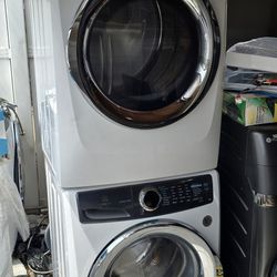 WASHER AND DRYER STACKABLE FRONT LOAD 