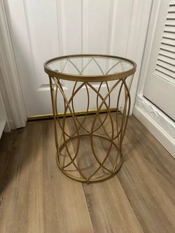 Fine decorative table (stand)
