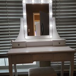 Vanity With Chair And Lights 