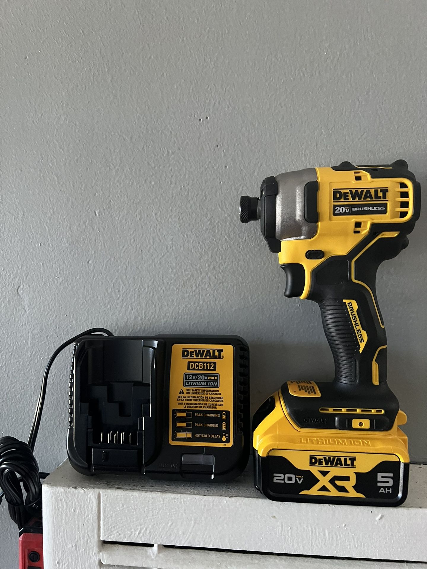 Dewalt 20v Brushless Impact Driver With Battery And Charger