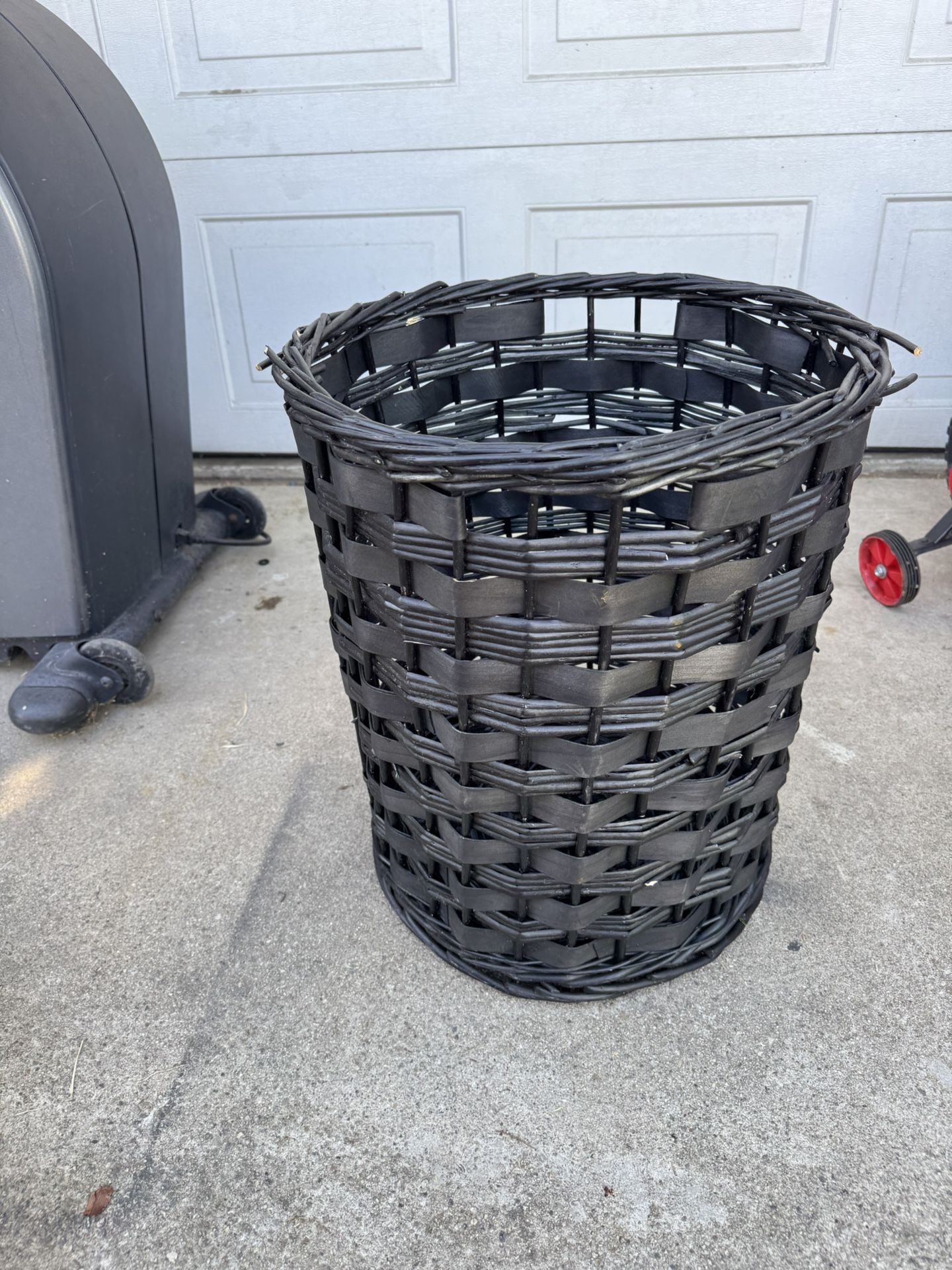 Round Kubu Wicker Laundry Hamper