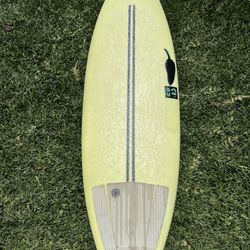 5’8” Chilli BV2 Surfboard With 2 Sets Of Fins And Leash!