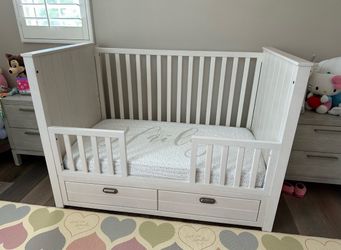 RH Crib - Like New