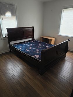 Sleigh bed w/matching dresser